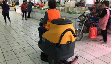 ML70駕駛式洗地機(jī)服務(wù)于某農(nóng)貿(mào)市場(chǎng)